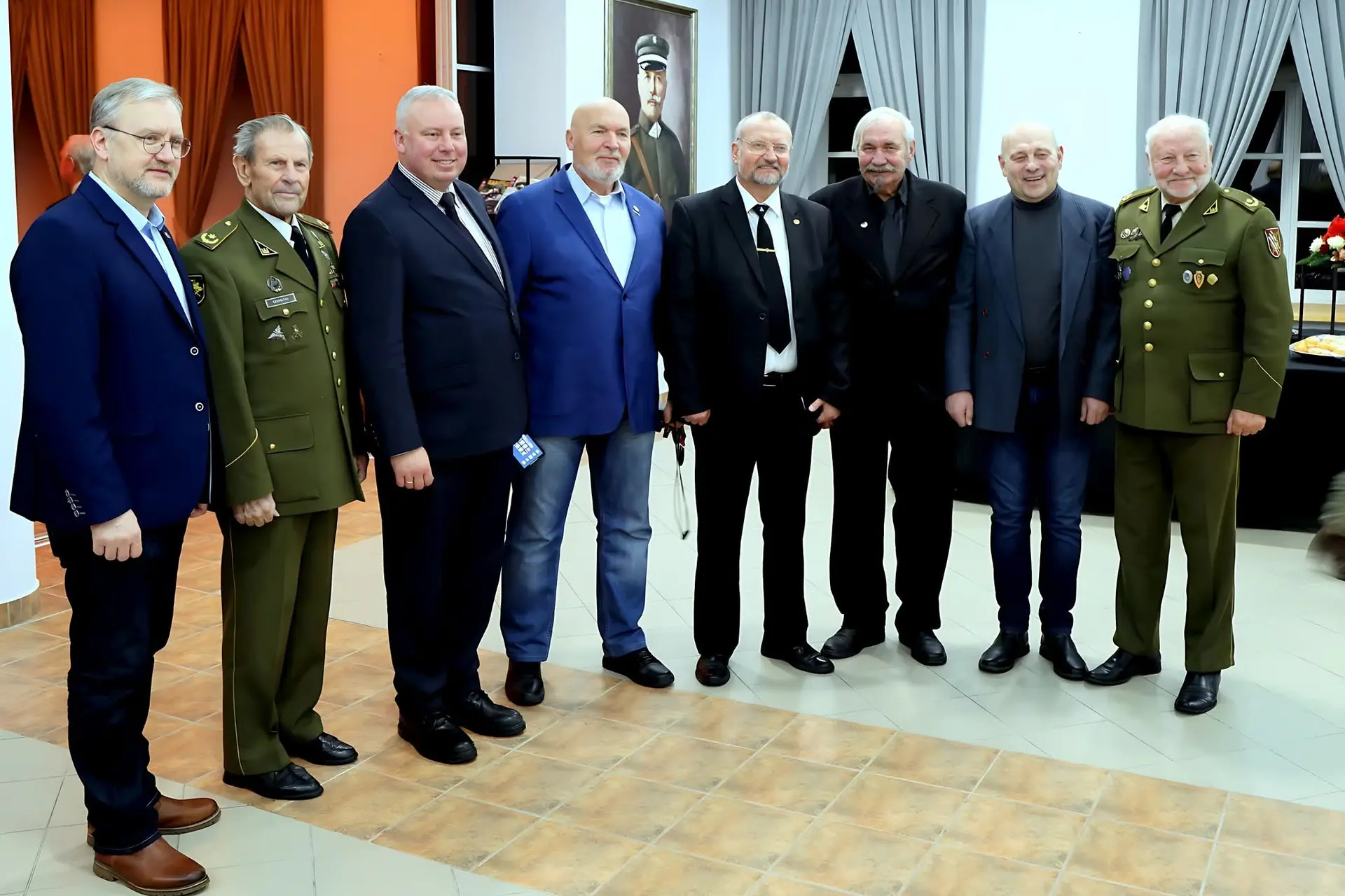 Nepriklausomybės gynėjas Gintas Vilkelis (ketvirtas iš kairės) su bendraminčiais. Asmeninio archyvo nuotr.