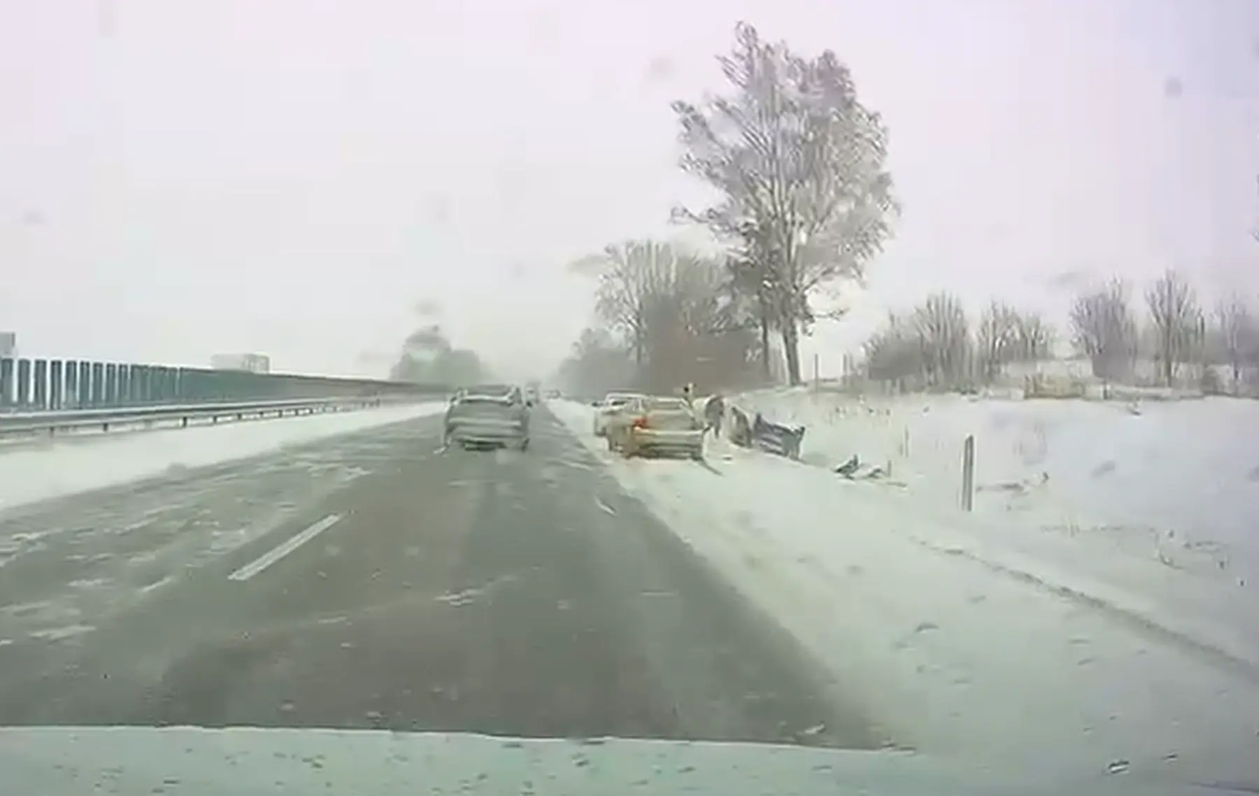 Užfiksavo chaosą A1 magistralėje: nuo kelio vienas po kito slydo automobiliai (video)