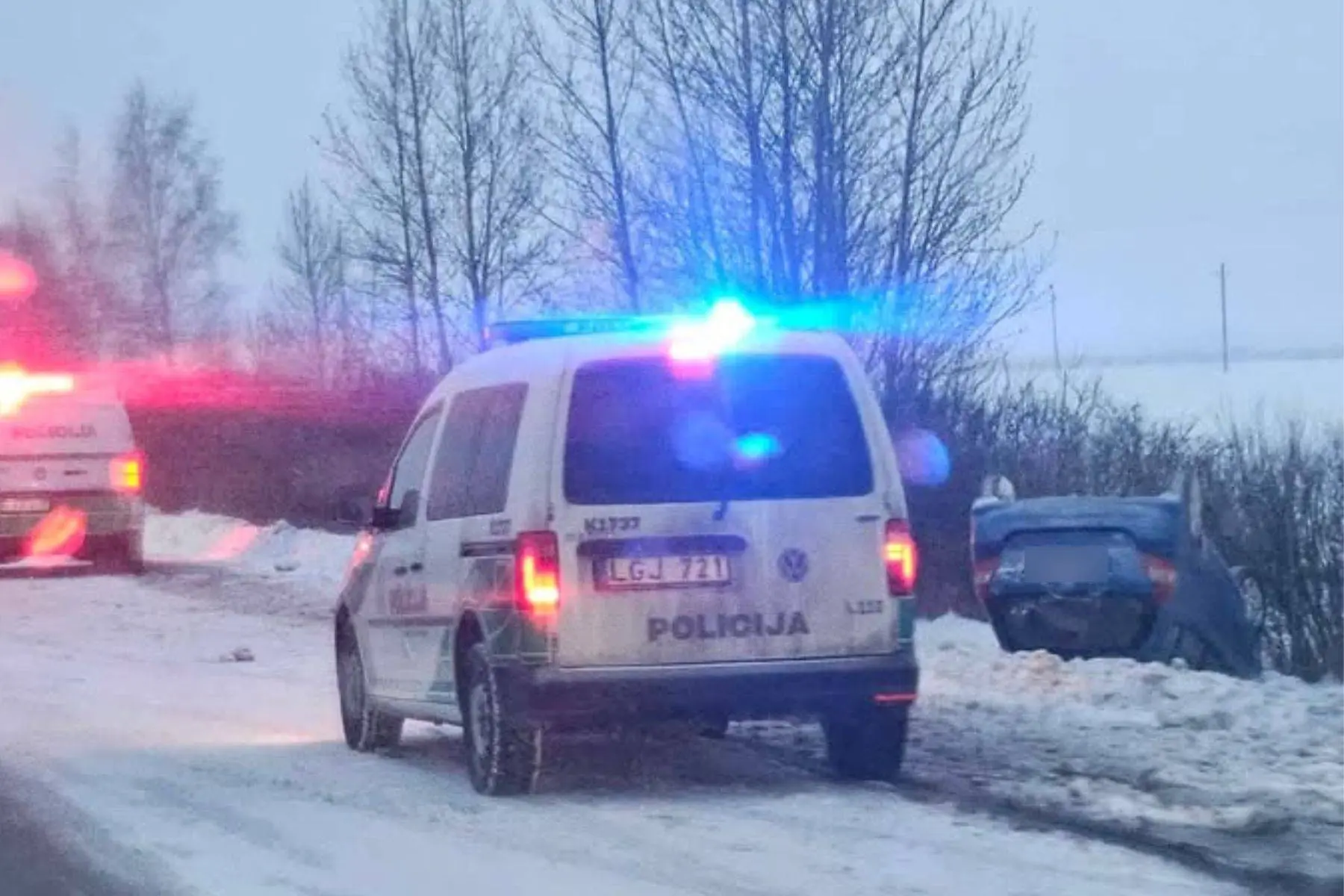 Apvirtęs automobilis A1 kelyje: perspėja apie smarkų plikledį