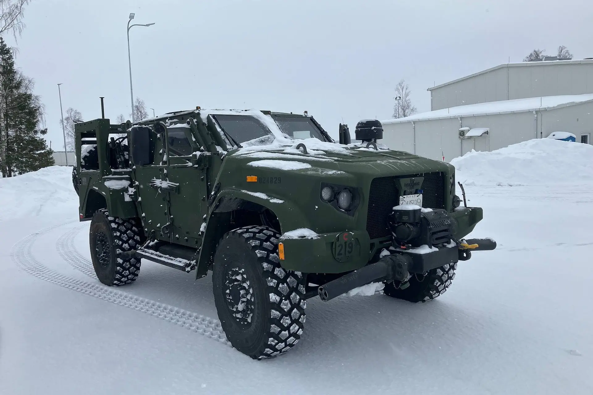 Lietuvos kariuomenėje – 500 moderniausių šarvuotųjų visureigių JLTV