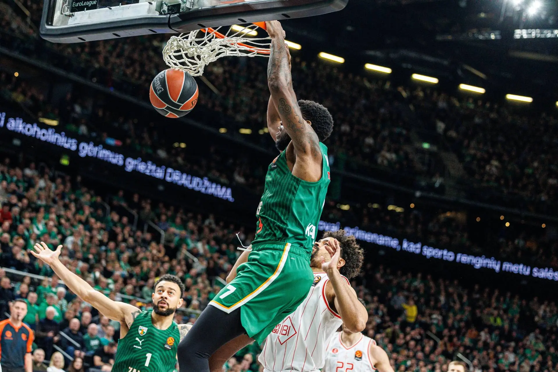 Eurolyga: pilnoje namų arenoje Kauno „Žalgiris“ sutriuškino „Hapoel“