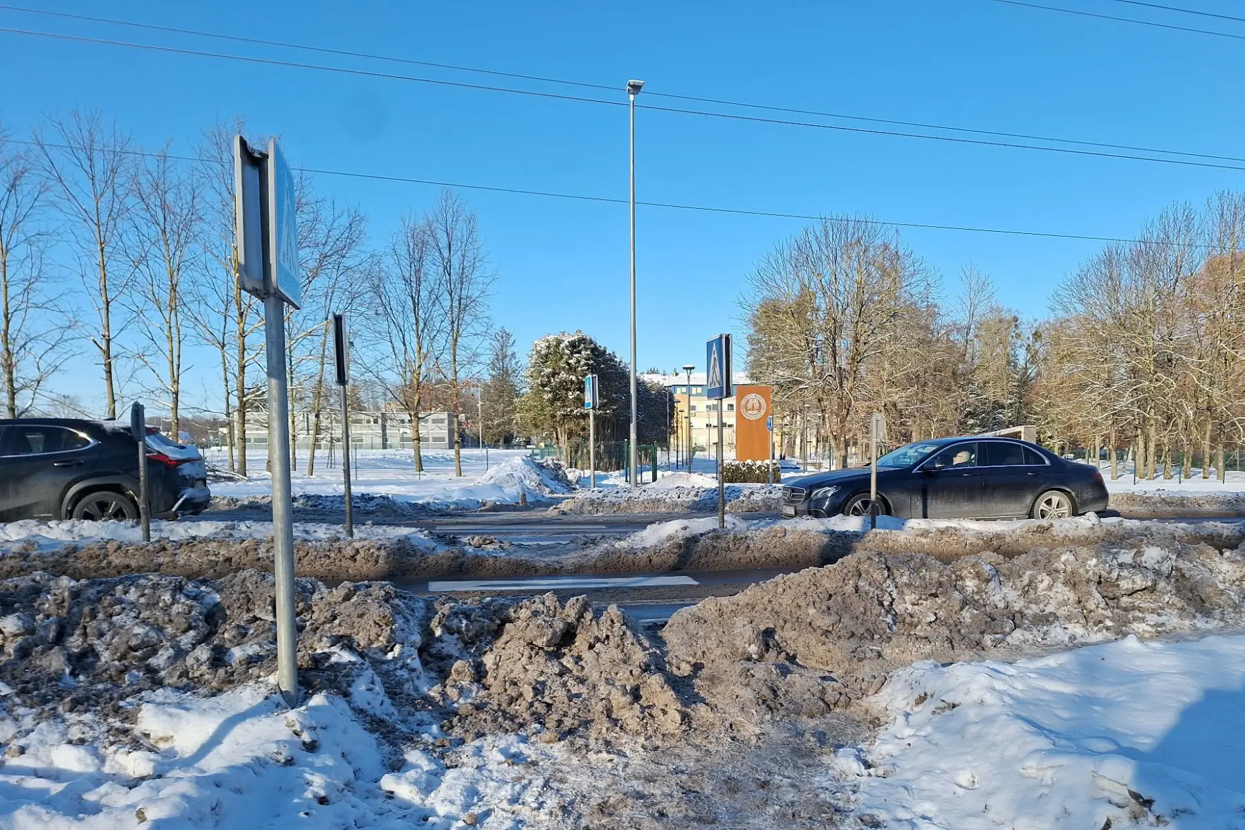 Sniego sankaupos užvertė perėjas Akademijoje: kelia riziką pėstiesiems