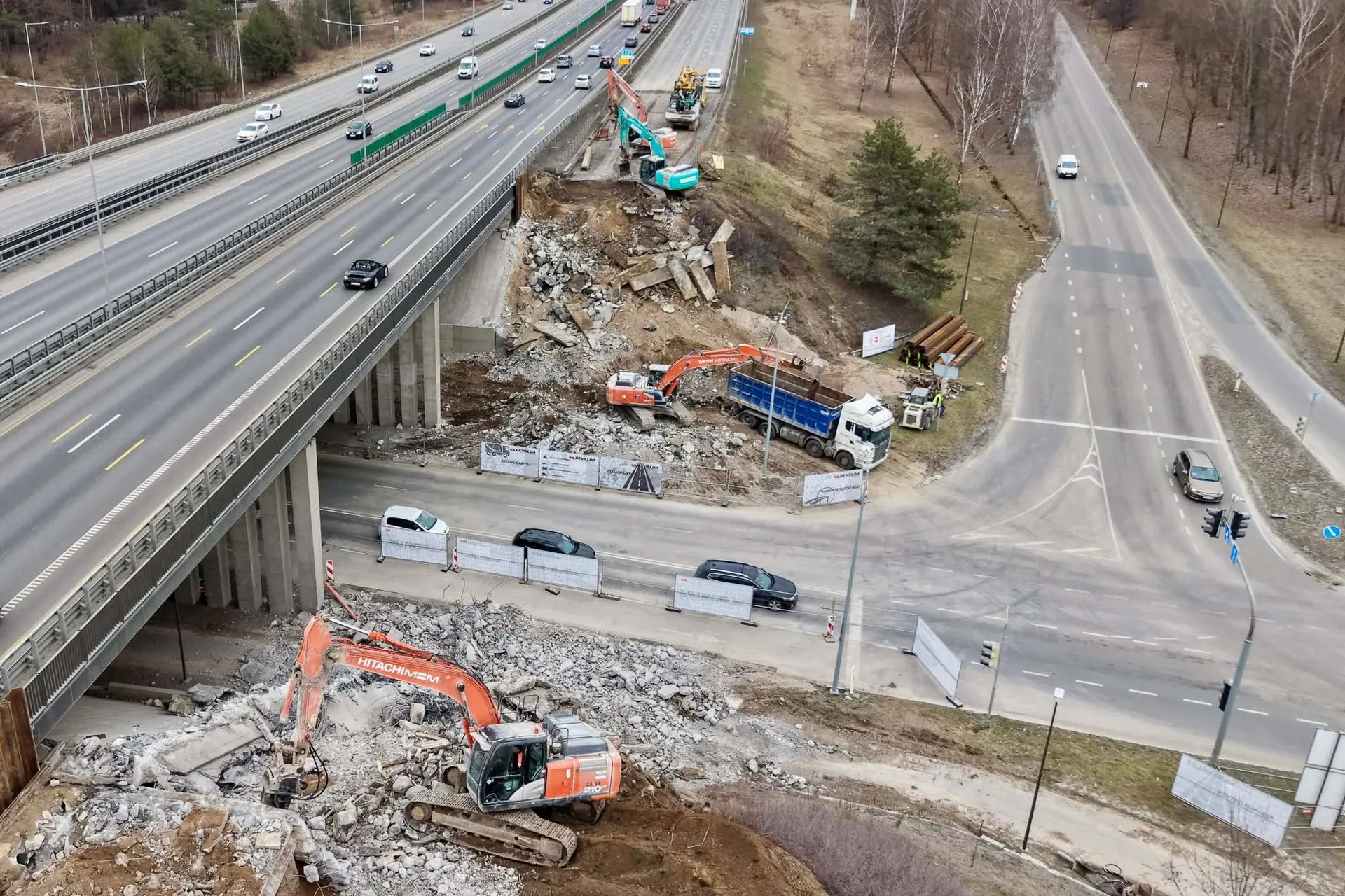 A1 viadukas virš Jonavos gatvės virto į šipulius