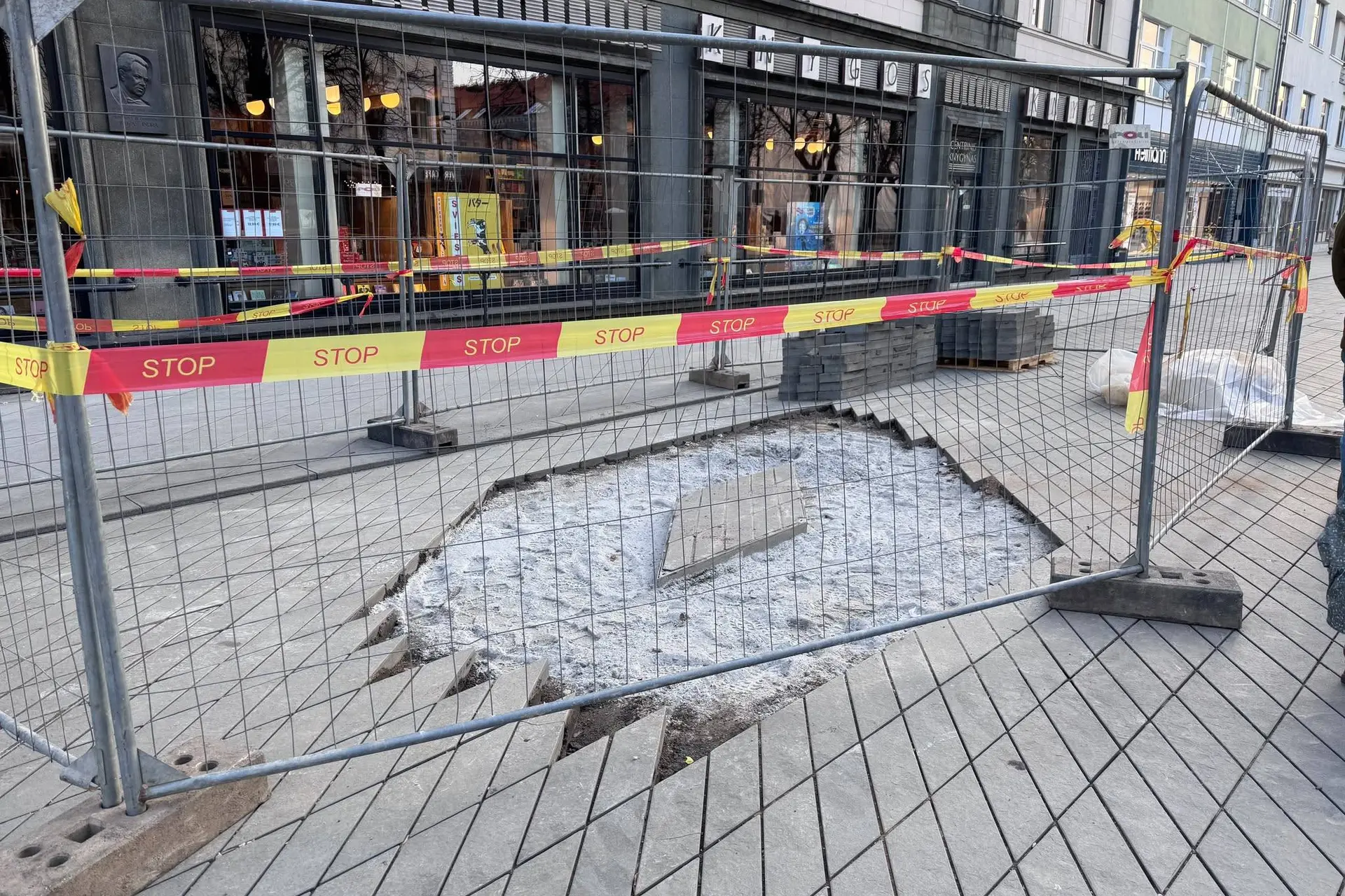 Laisvės alėjos grindinyje atsirado įduba