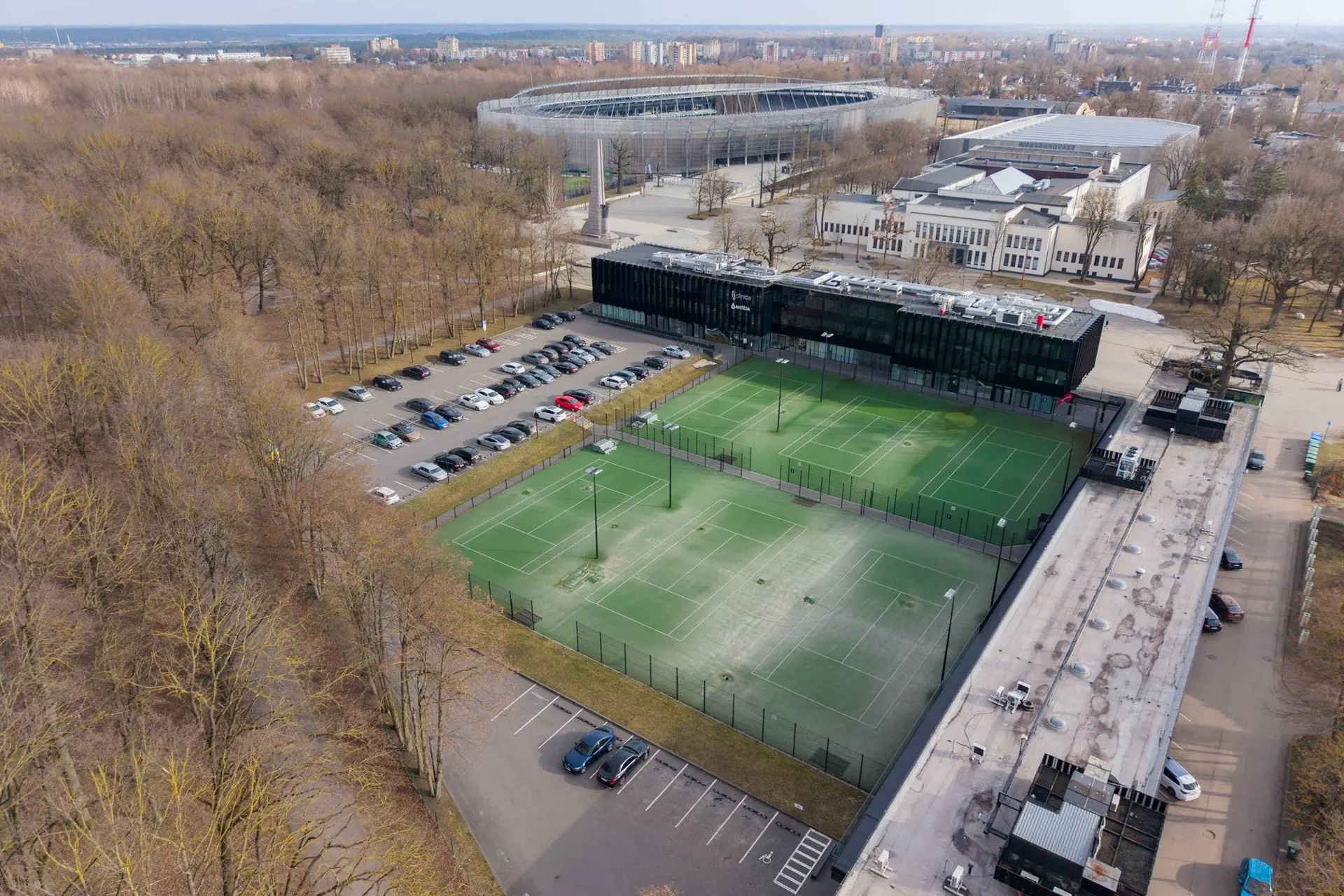 Teismas sustabdė bylos nagrinėjimą dėl statybų prie Ąžuolyno: sprendimo teks palaukti