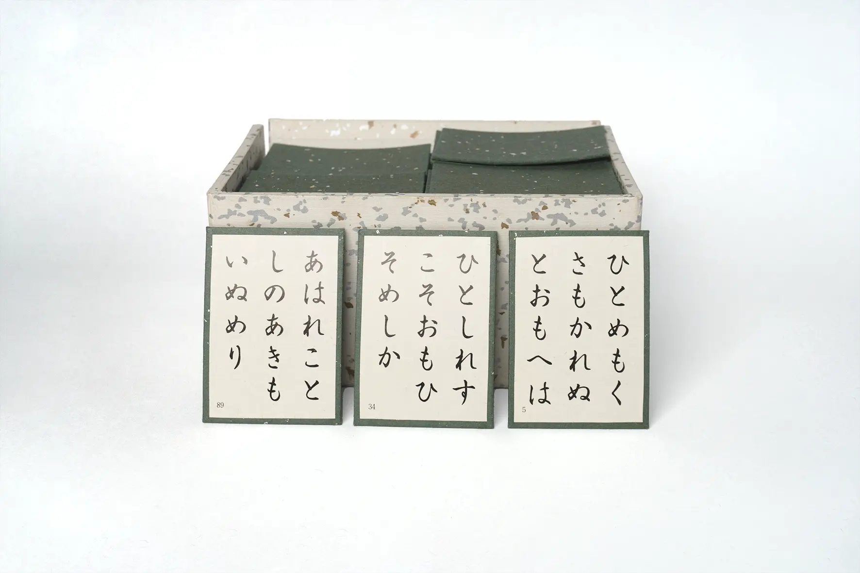 Tradicinis japonų kortų žaidimas Uta-garuta, paremtas „Hyakunin Isshu“ eilėraščių rinkiniu. Vienas iš parodos eksponatų.