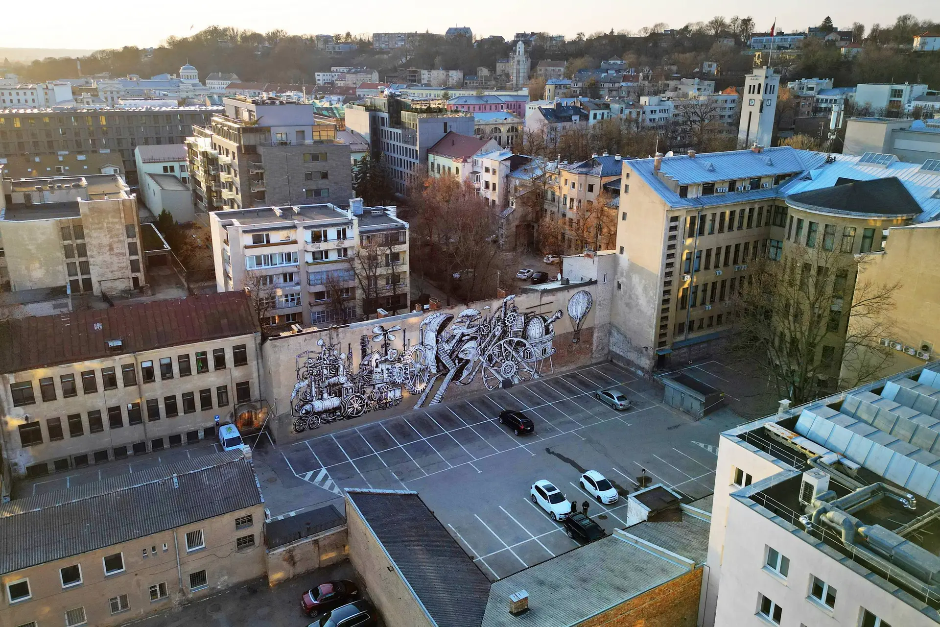 KTU centrinių rūmų kieme – mokslo aukštumas simbolizuojantis meno kūrinys / Ž. Amelyno nuotr.