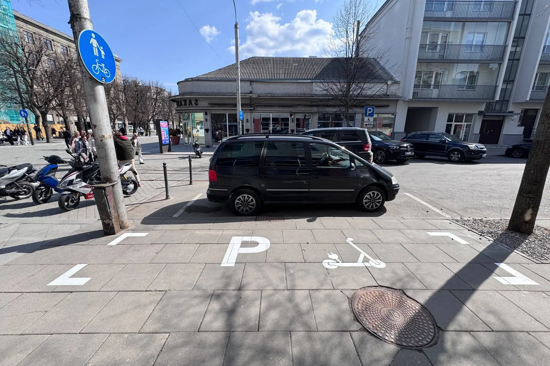 Nuomojamų paspirtukų palikti bet kur nebus galima