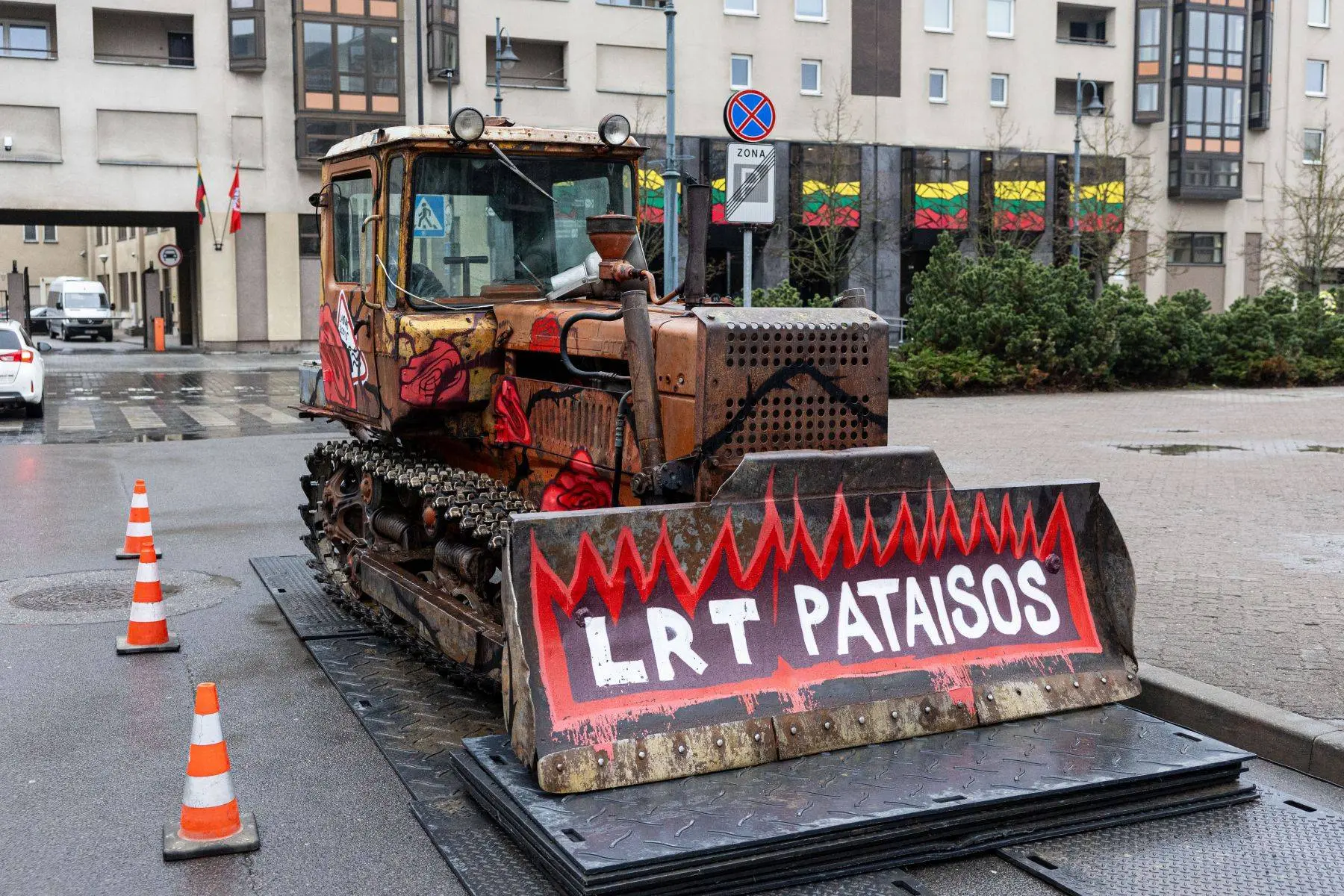 Prie Seimo atvežtas buldozeris