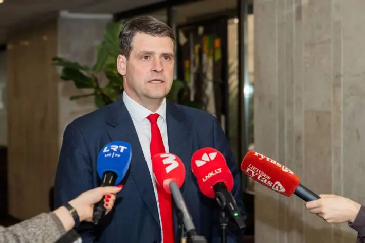 R. Žemaitaitis sako, kad per kratas FNTT pareigūnai išsinešė Seimo kompiuterį, planšetę, du telefonus
