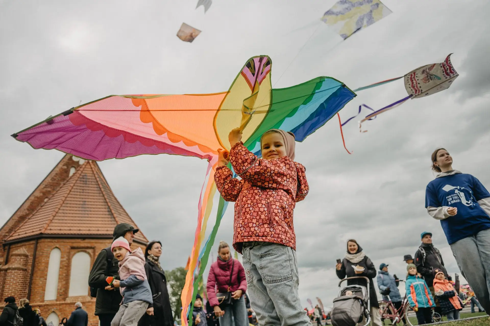 Tarptautinis aitvarų festivalis „Tarp žemės ir dangaus“ sugrįžta į Zapyškį – vėjo šventė Nemuno slėnyje