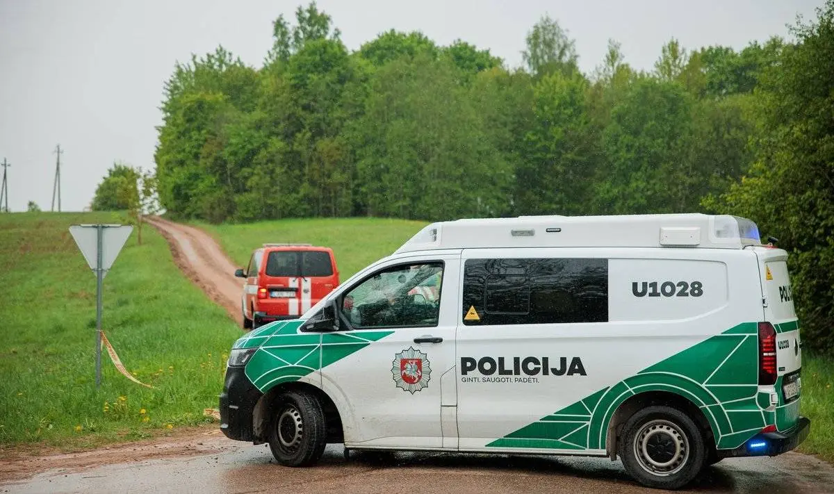 Neutralizuotos nukritusio drono sprogstamosios medžiagos išvežtos iš įvykio vietos