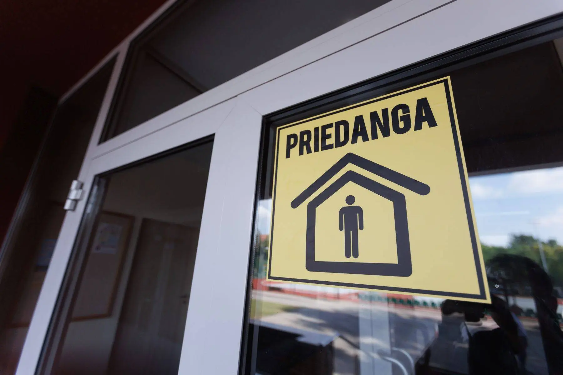 Darbdaviai negali reikalauti darbuotojų likti darbo vietoje paskelbus oro pavojų