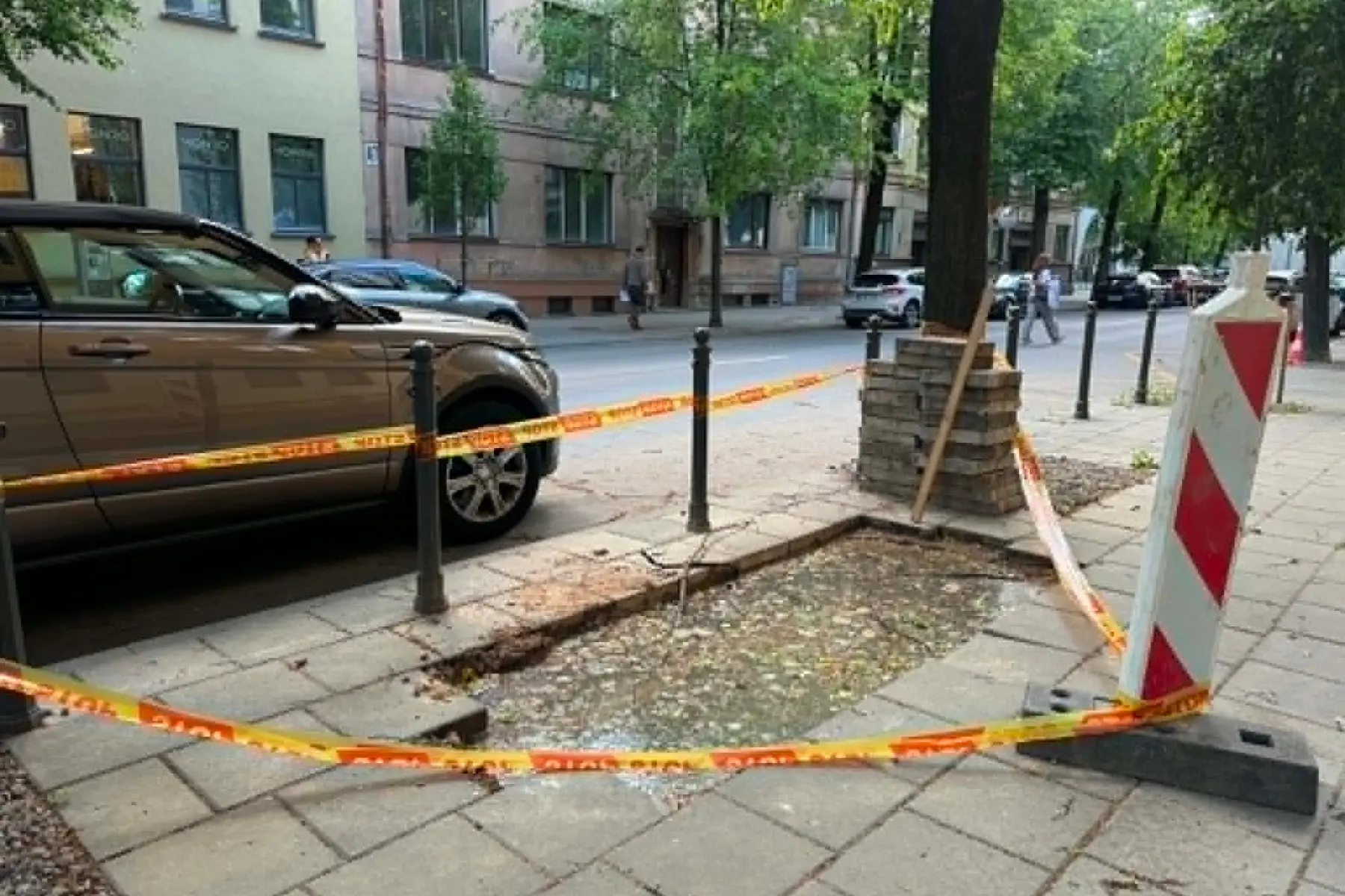 Vandens pilna duobė V. Putvinskio gatvėje