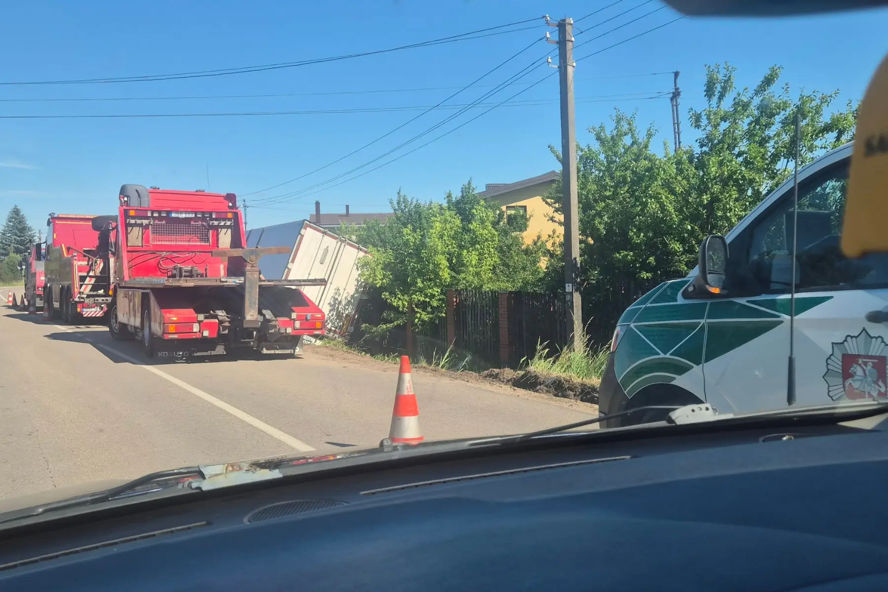 Kauno rajone nuo kelio nuvažiavo vilkikas