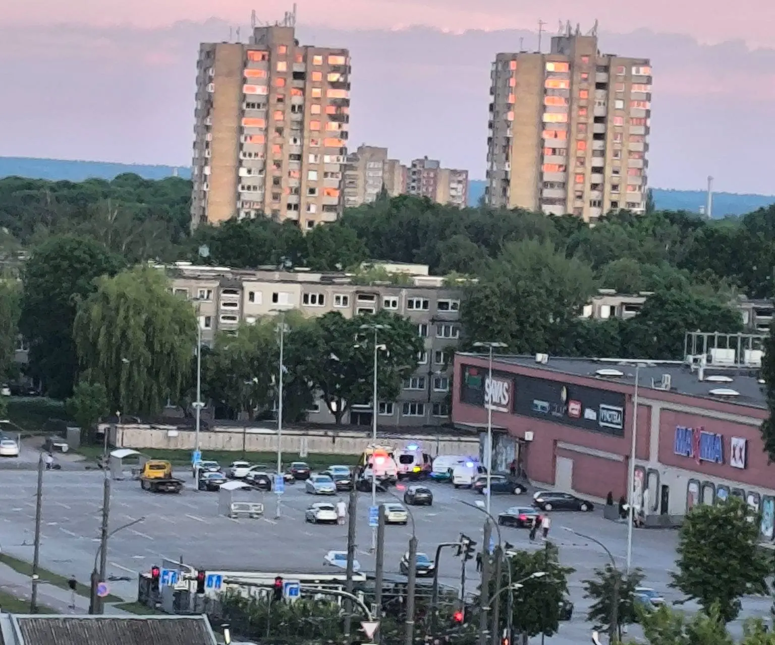 Konfliktas prie PC „Savas“ / Kur stovi policija Kaune nuotr.
