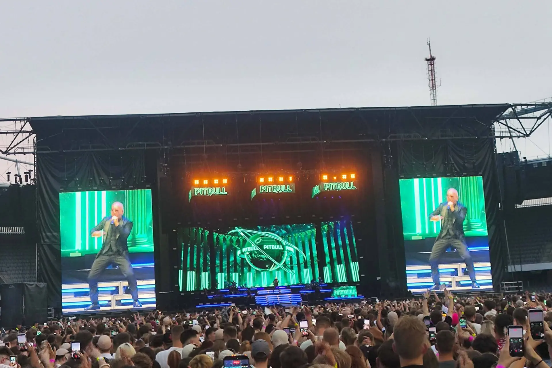 Ant scenos žengė Pitbull