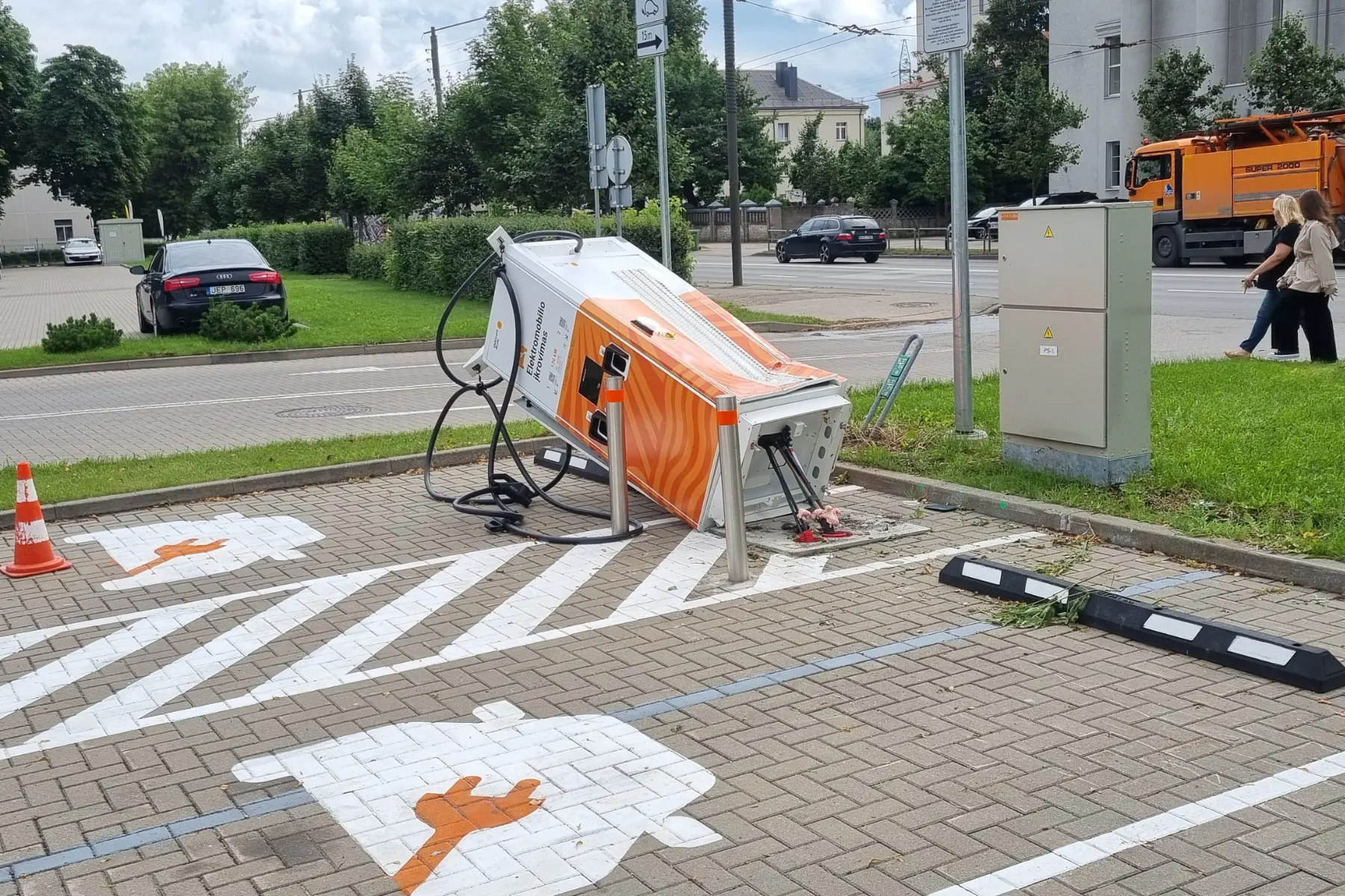Apgadinta elektromobilių įkrovimo stotelė