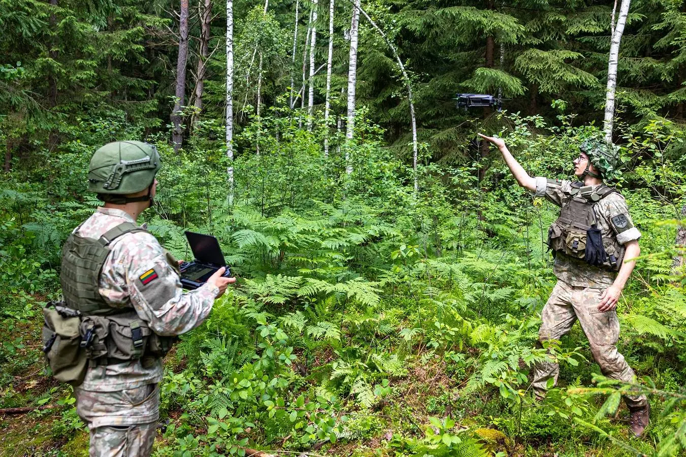 Dronų operatoriai / Srž. M. Patašiaus nuotr.