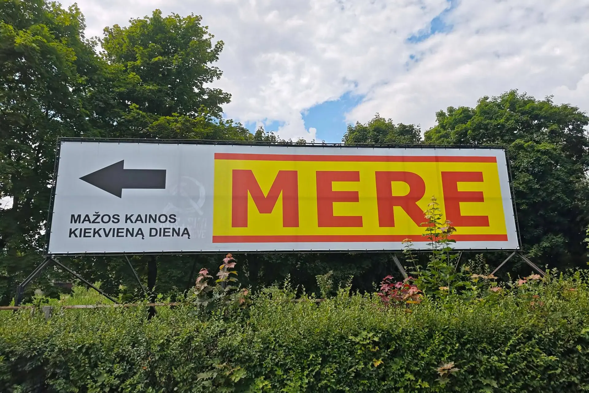 „Mere“ parduotuvės iškaba Rokuose