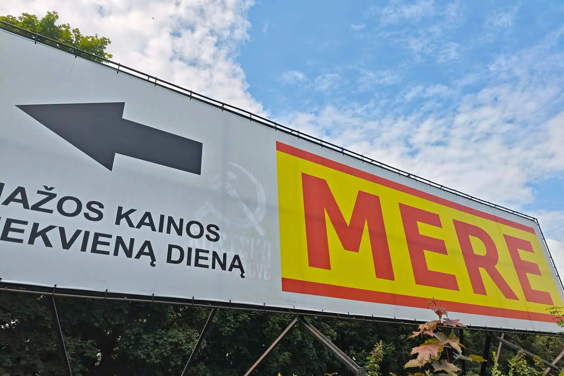 „Mere“ parduotuvės iškaba Rokuose