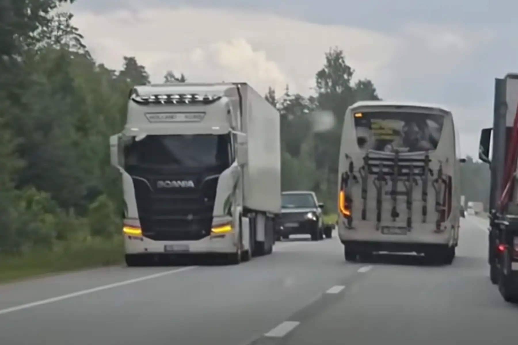 Pavojingas autobuso manevras Latvijoje