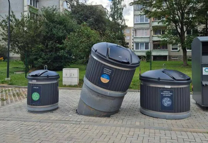 Žeimenos g. konteineriai / Skaitytojo nuotr.