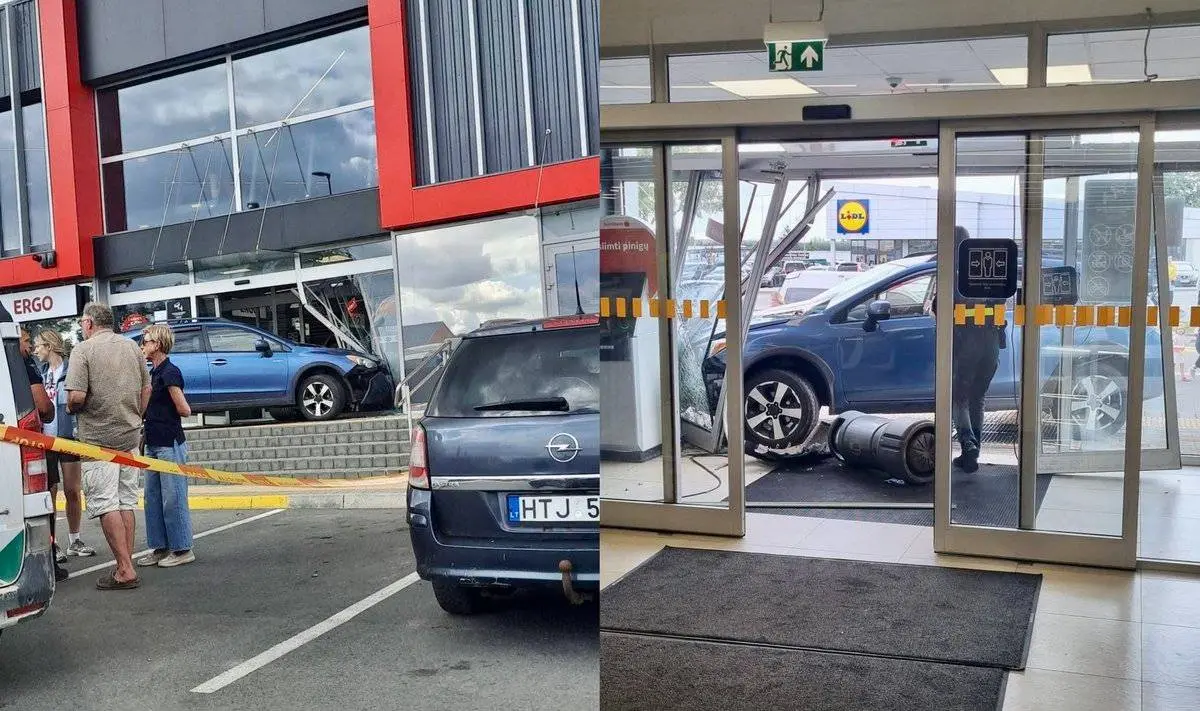 Kėdainiuose automobilis rėžėsi į parduotuvę