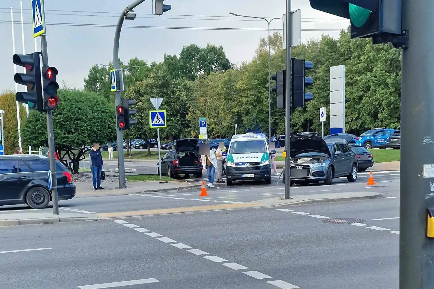 Avarija Savanorių pr.: į nelaimės vietą išskubėjo visos tarnybos