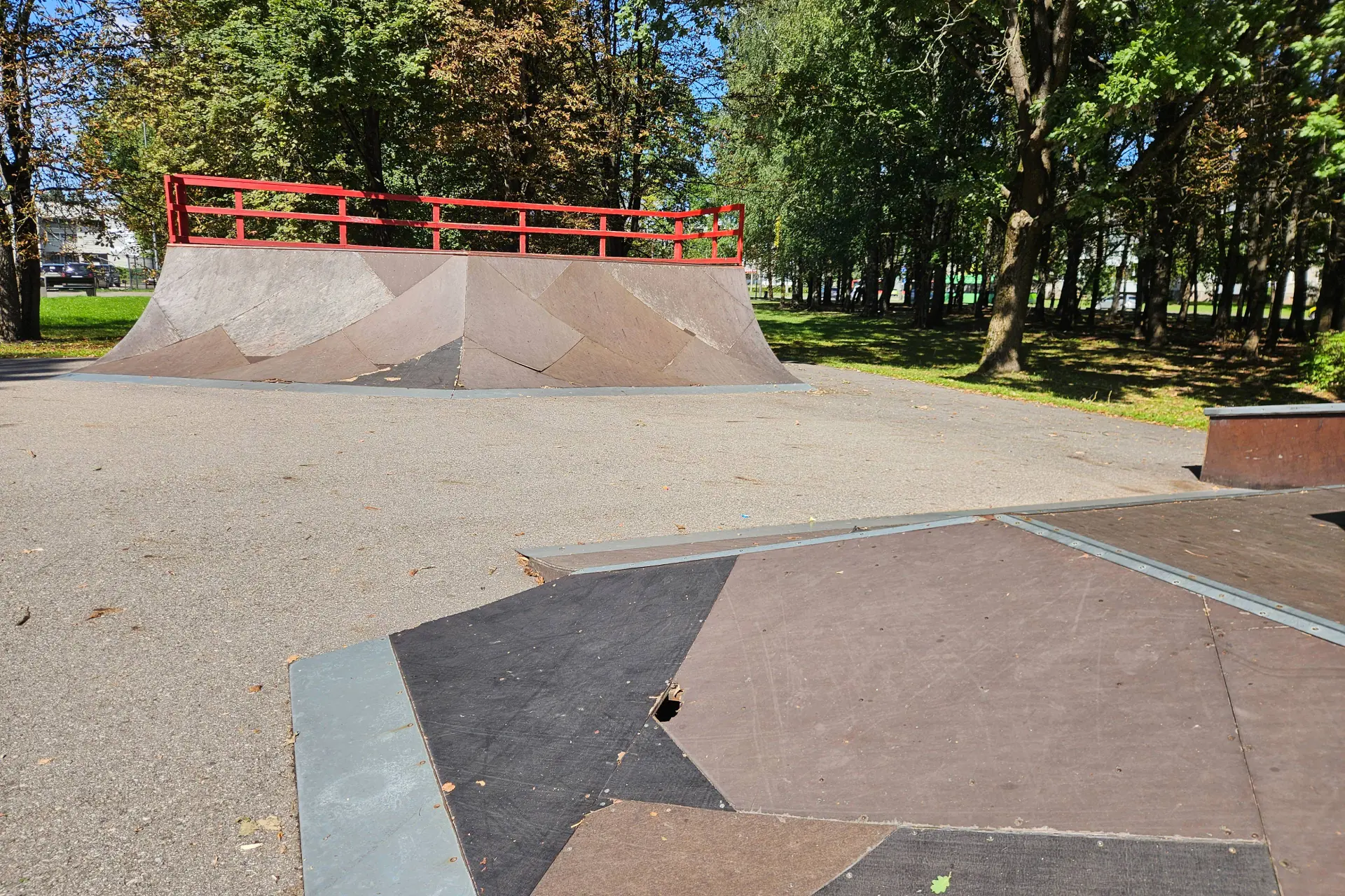 Draugystės parko riedlenčių aikštelė – kiaura