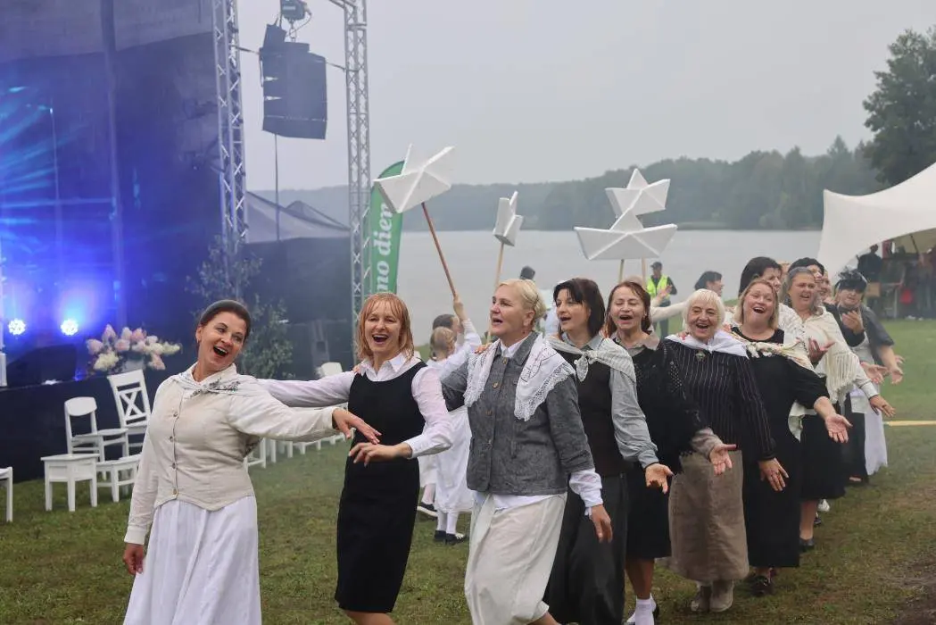Samylų įlankoje lietus neišgąsdino renginio „Pėdos marių dugne“ dalyvių