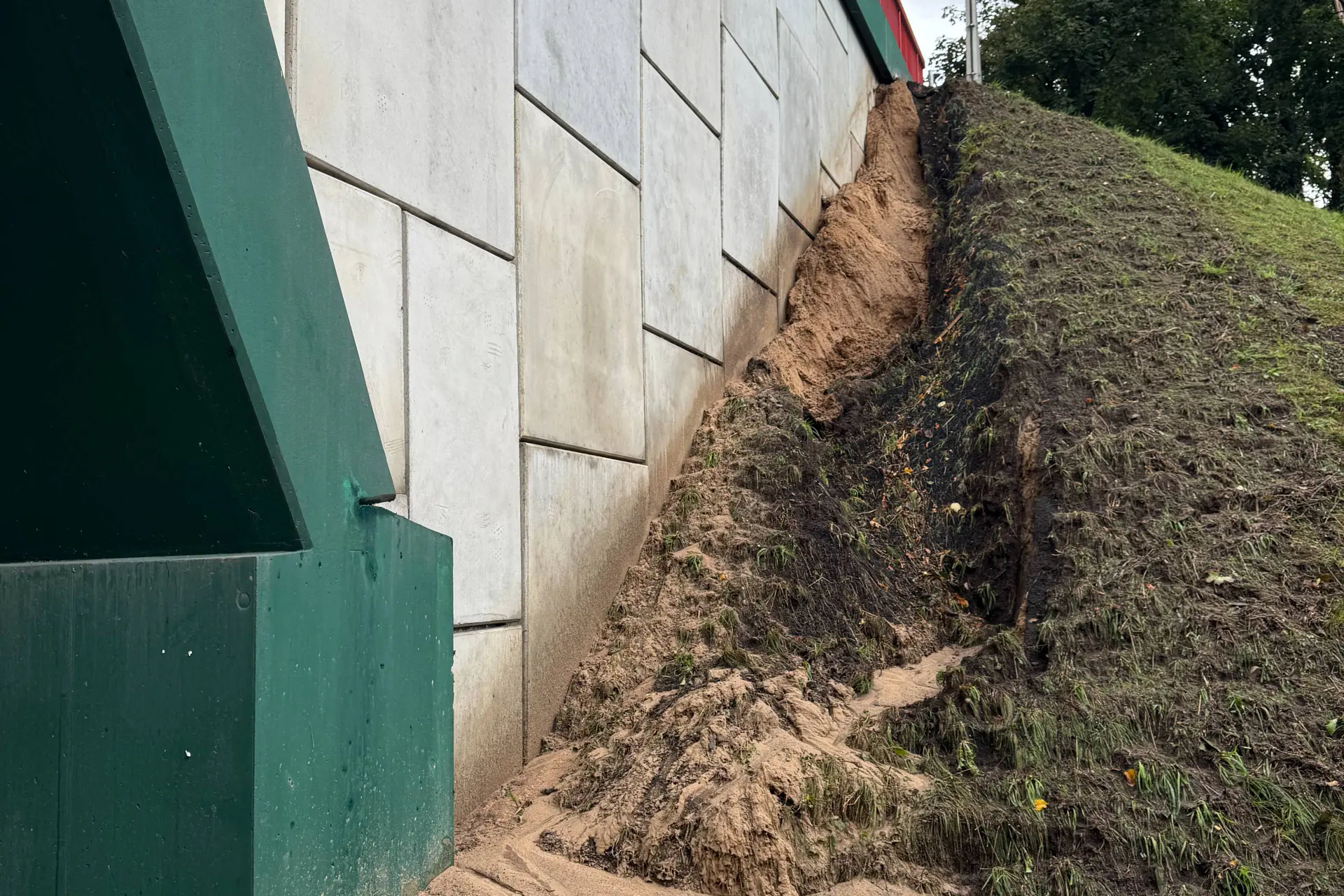 Praslinkusi liūtis išplovė viaduko šlaitą