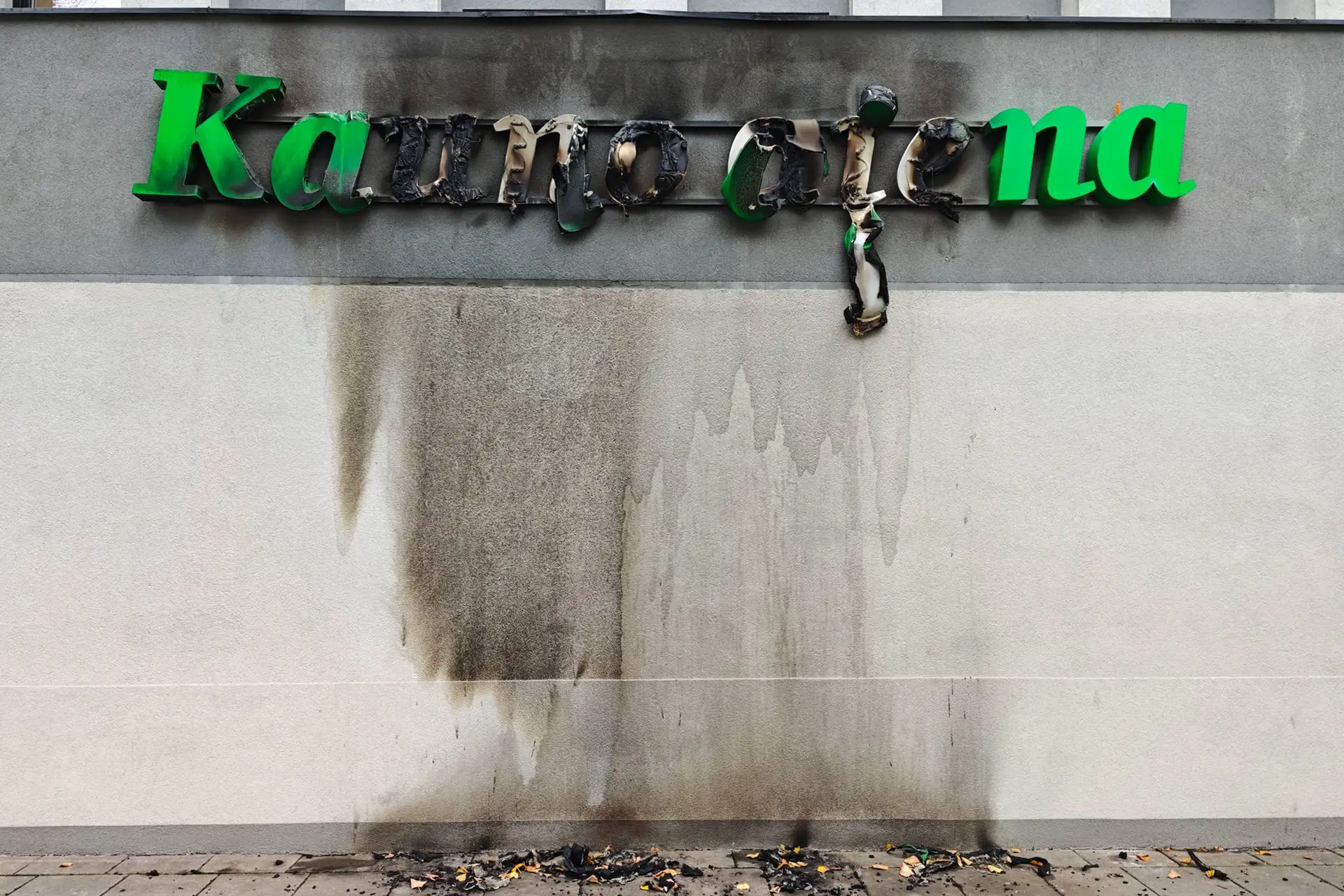 Naktį padegta „Kauno dienos“ redakcijos iškaba