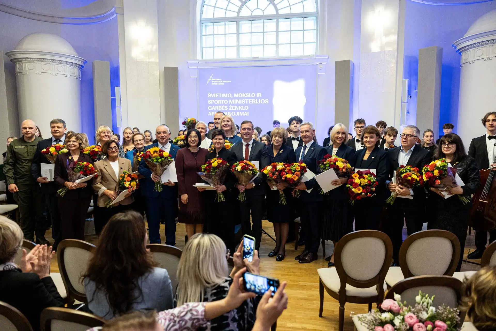 20-čiai švietimui, mokslui ir sportui nusipelniusių žmonių įteikti ŠMSM garbės ženklai