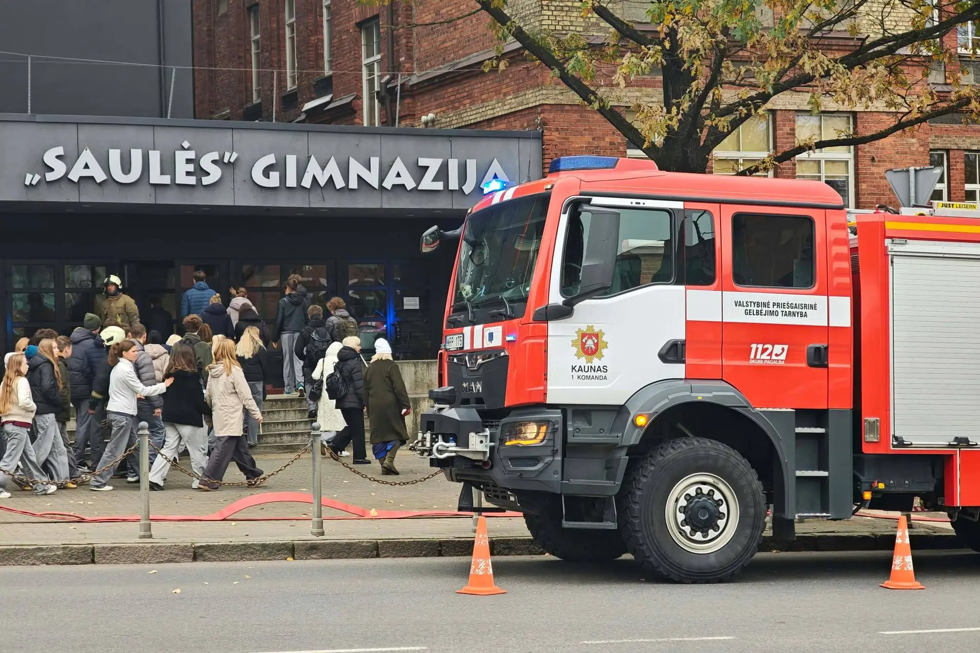 Ugniagesiai prie Kauno „Saulės“ gimnazijos