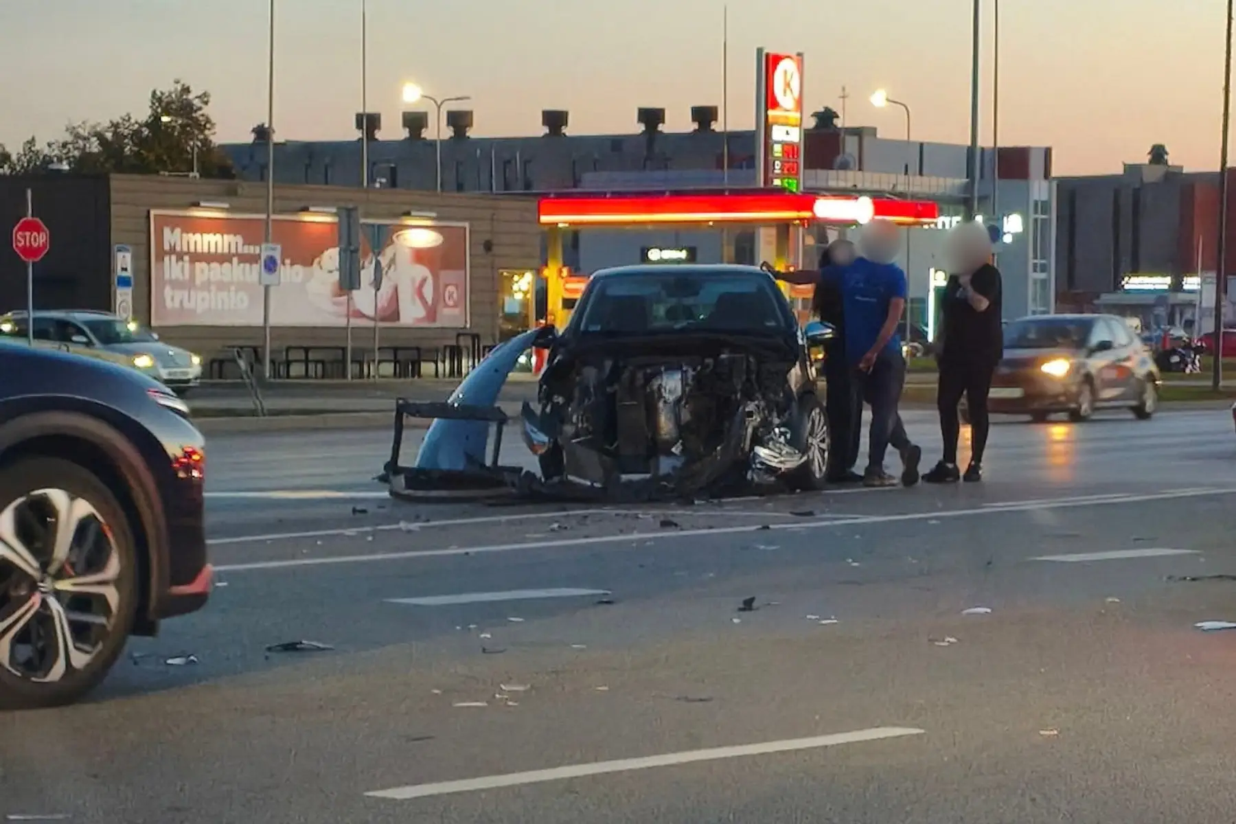 Sumaitotas automobilis Muravos sankryžoje