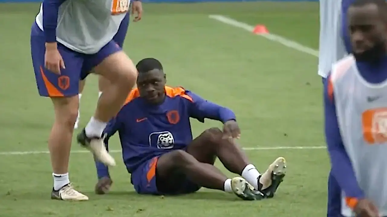 Spits Nederlands Elftal met blessure het veld af na duel met De Ligt