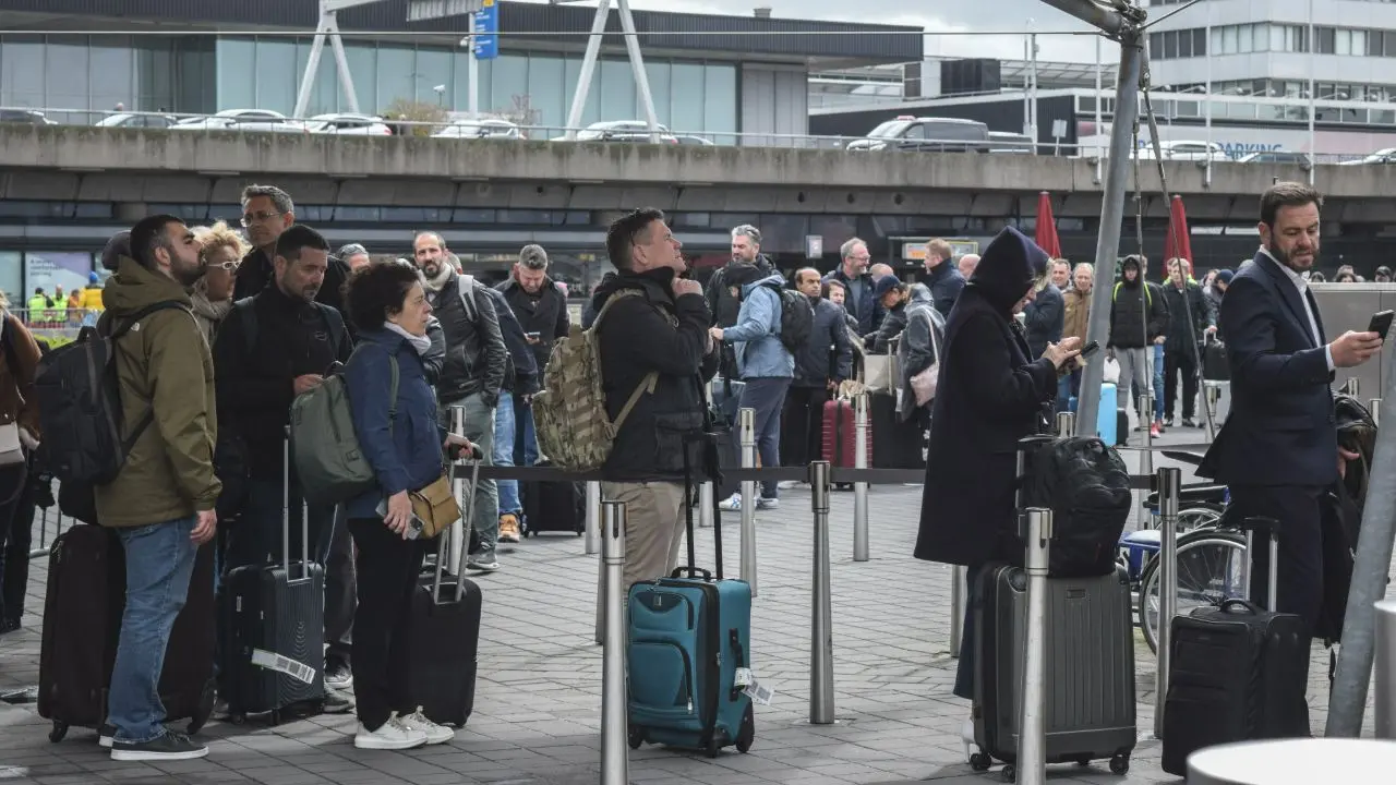 Oekraïense vluchtelingen dagenlang in cel gezet na aankomst op Schiphol