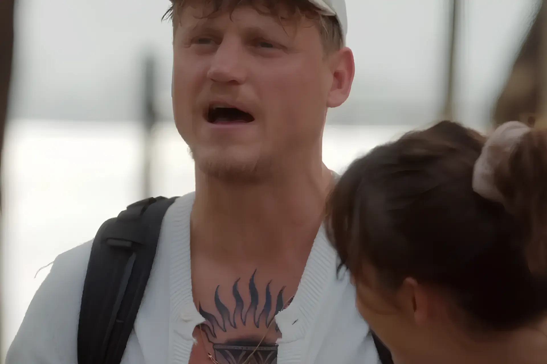Kaj Gorgels laat gigantische fakkel op zijn borst tatoeëren op tv