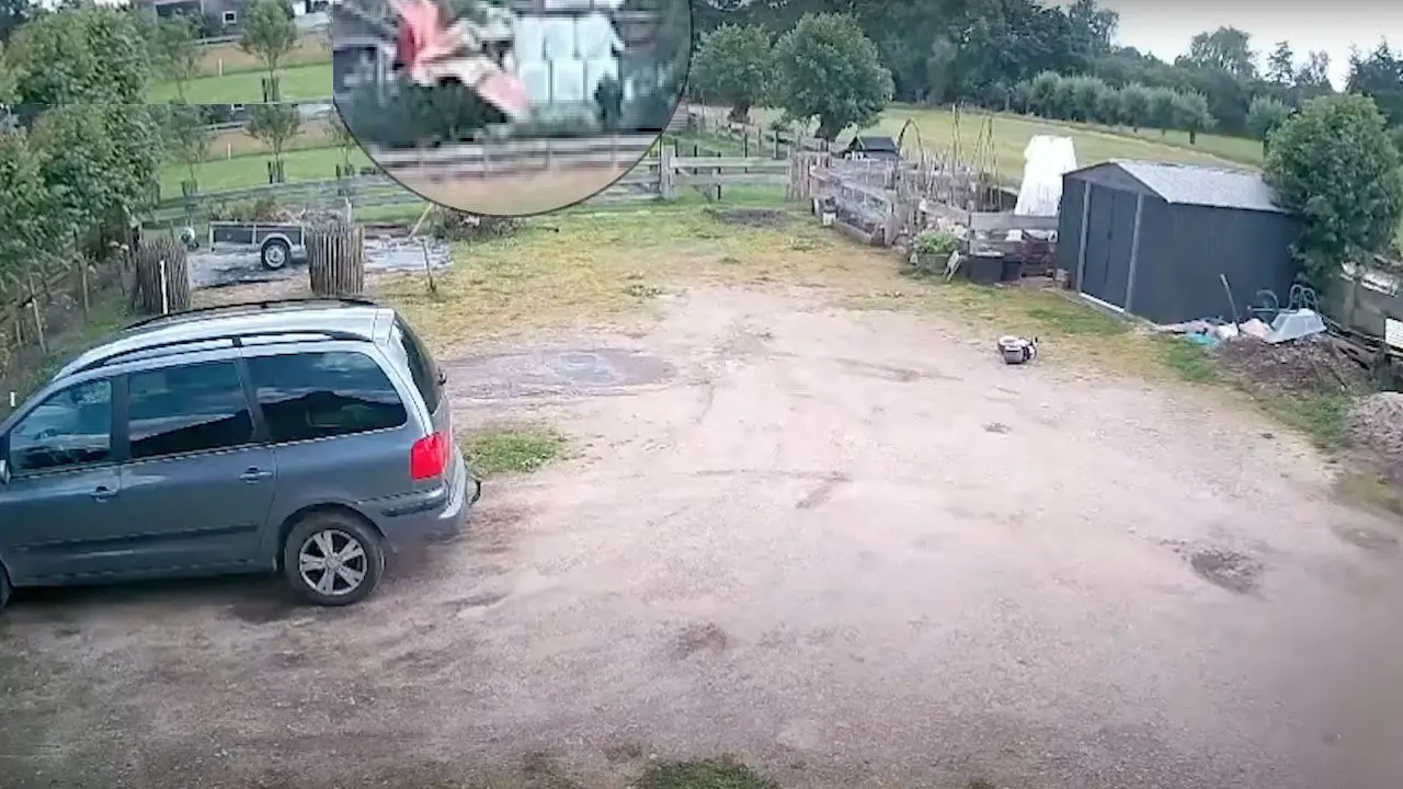 Beelden: vliegtuig stort neer op boerderij in Ederveen