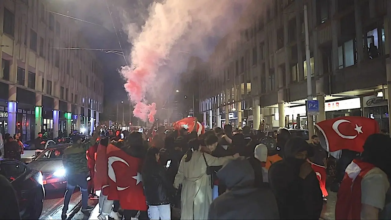 Vuurwerk en vechten: Turkse supporters veroorzaken chaos na Oranje-zege