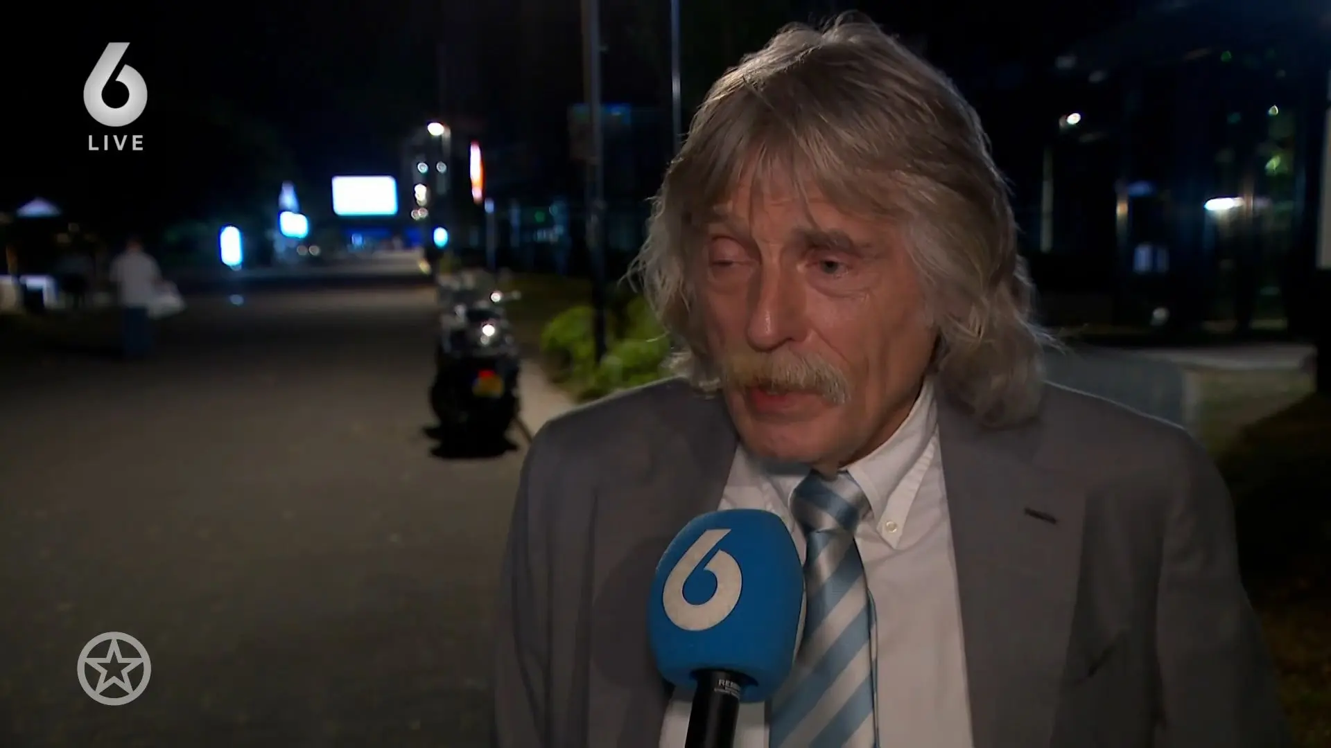 Johan Derksen zet René van der Gijp op zijn plek: 'Niet zeuren'