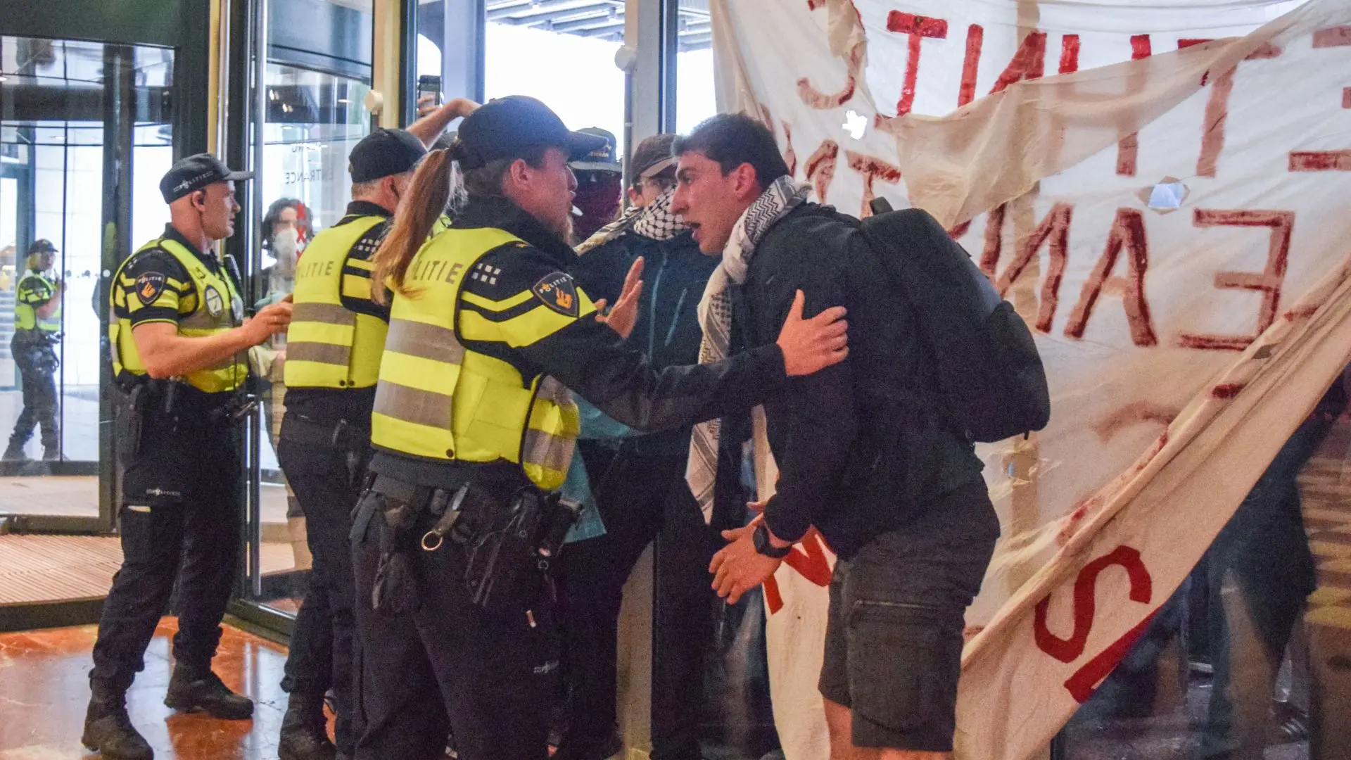 Pro-Palestijnse activisten vernielen opnieuw gebouwen van Universiteit van Amsterdam