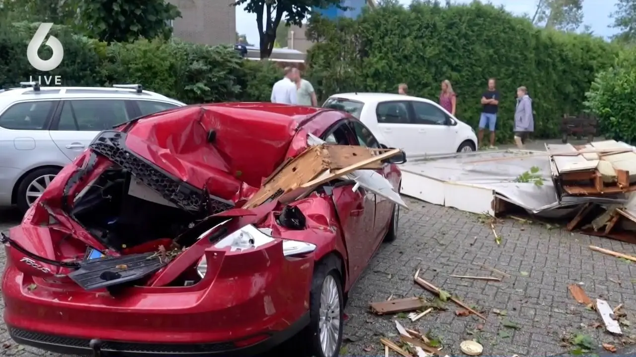 Meppel ligt in puin: Omgevallen bomen en verwoeste daken