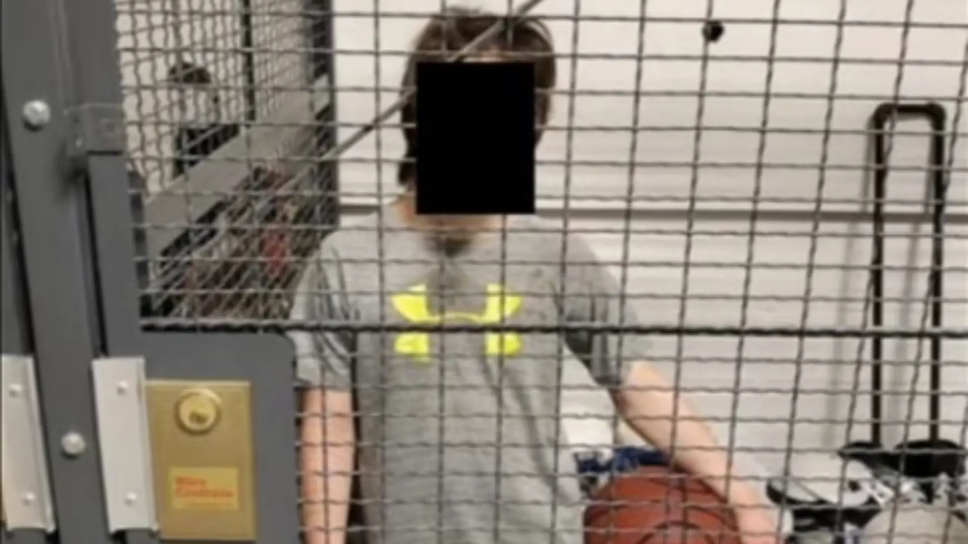 Jongen met downsyndroom gevangen en mishandeld door onderwijzer