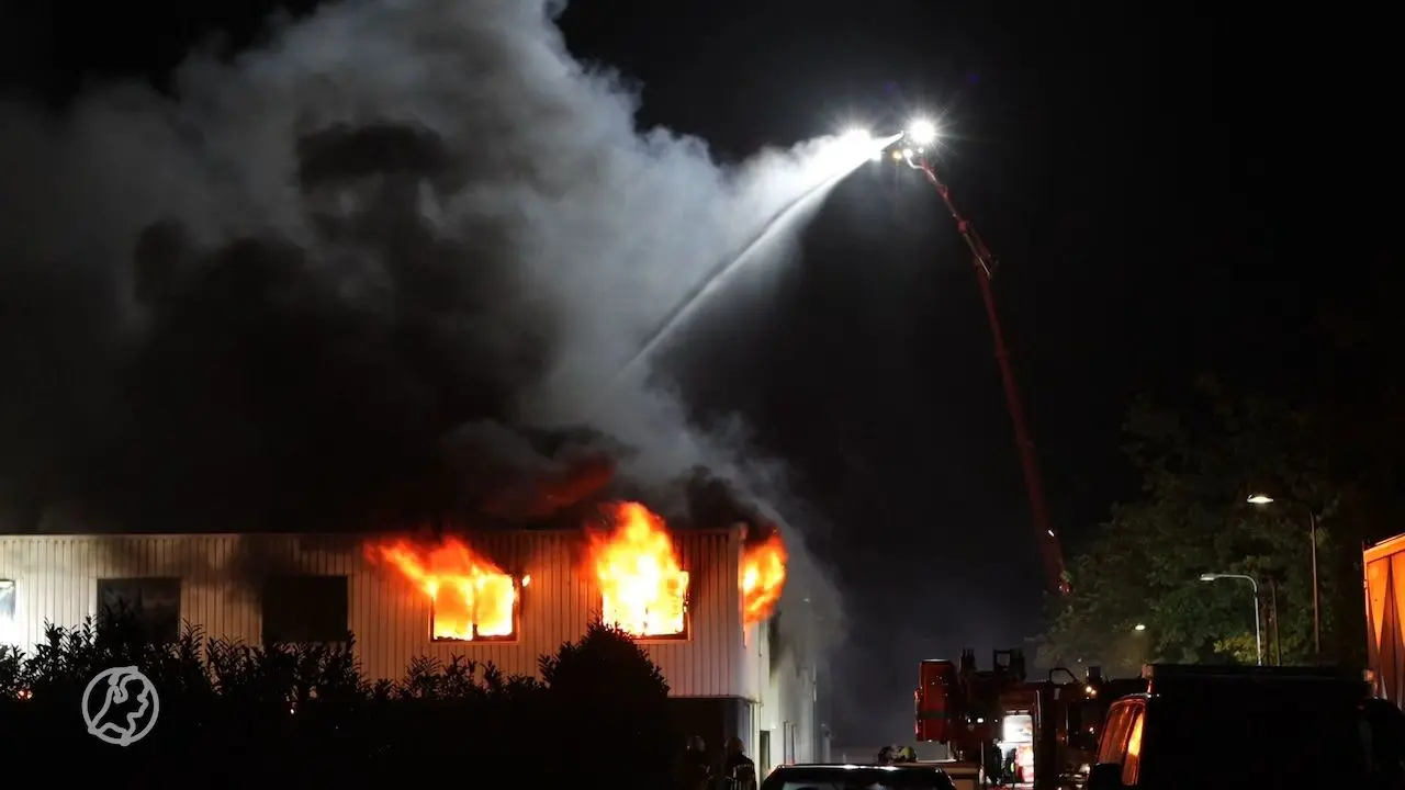 Verwoestende brand in Twents bedrijvenpand Delden