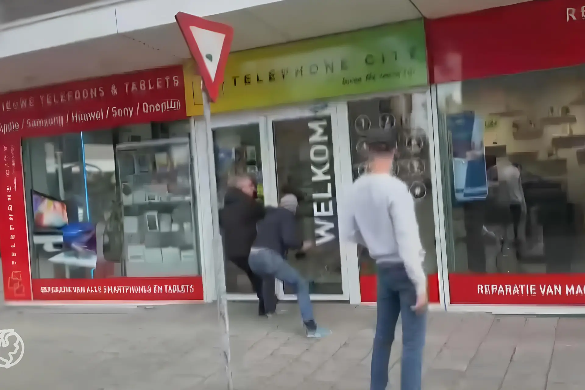 Dieven in Waalwijk vastgehouden in winkel door omstanders
