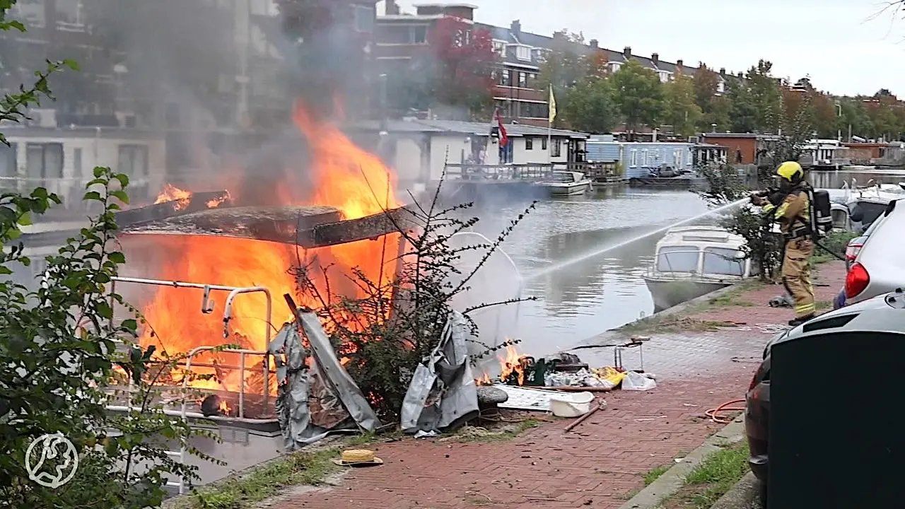 Hevige explosie verwoest boot in Den Haag: drie gewonden