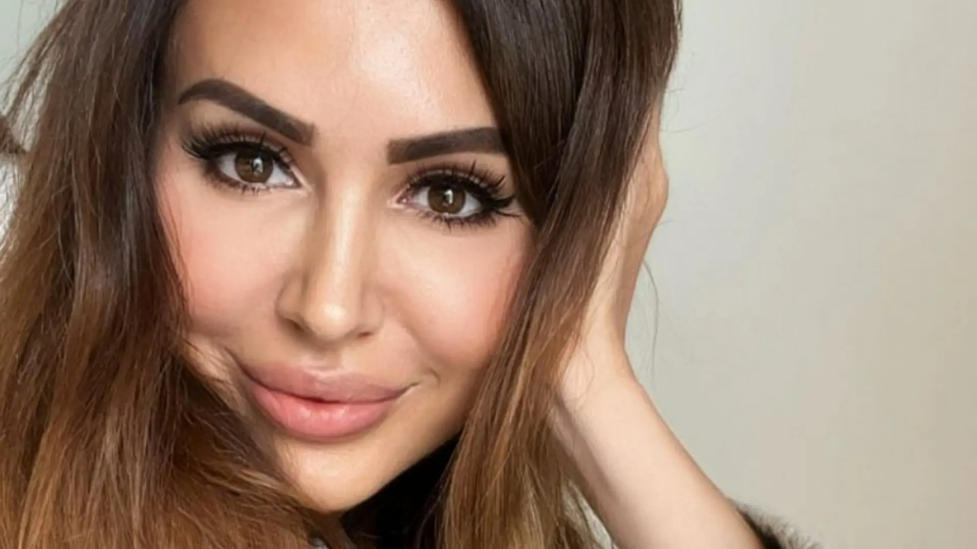Brute aanval op realityster: Tamara Elbaz mishandeld in het bijzijn van haar zoontje