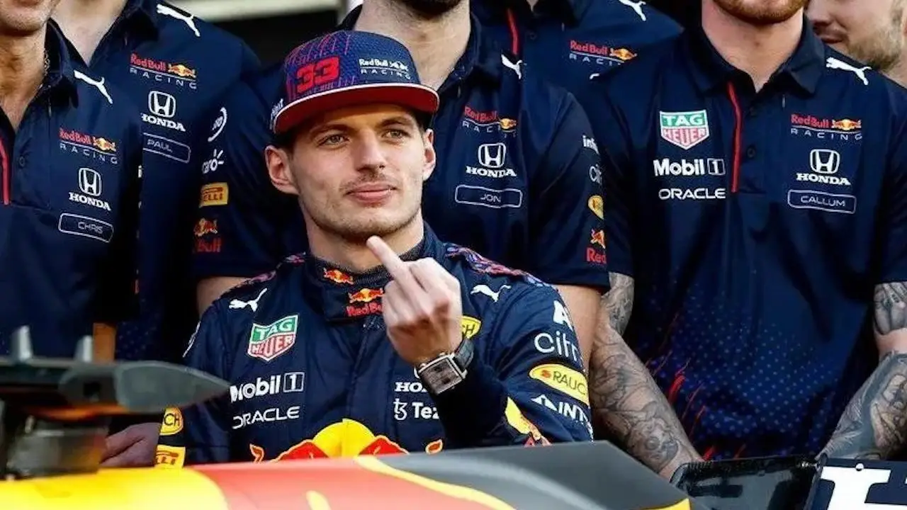 Max Verstappen krijgt taakstraf na schokkend scheldincident tijdens persconferentie!